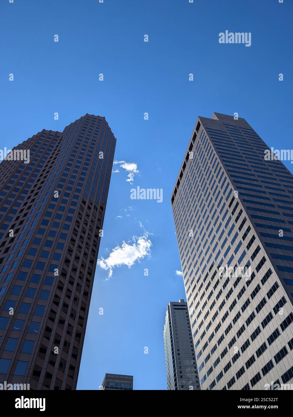Zwei Wolkenkratzer in der Skyline von Boston gegen einen blauen Himmel - Smartphone-aufgenommenes Stockfoto