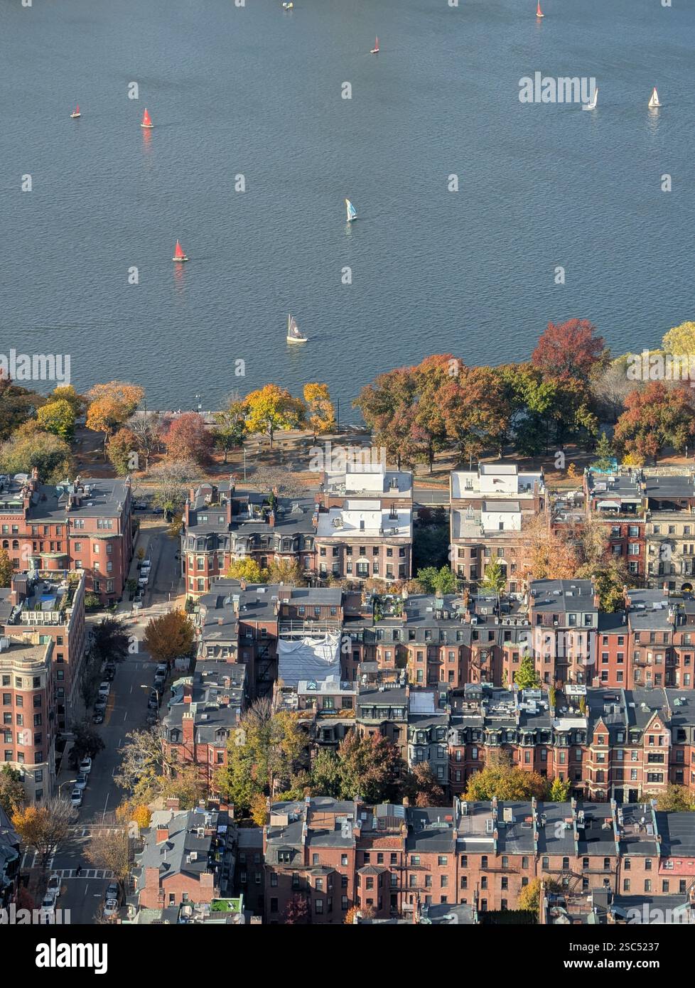 Erhöhter Blick auf Boston und den Charles River mit Häusern und Infrastruktur der Stadt. - Smartphone-aufgenommenes Stockfoto