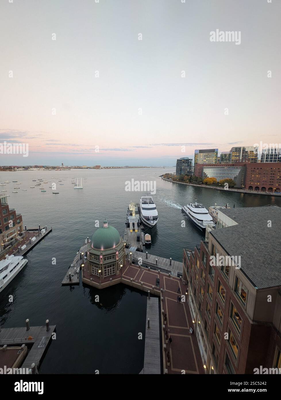 Erhöhter Blick auf den Charles River und den boston Hafen bei Sonnenuntergang mit Booten. - Smartphone-aufgenommenes Stockfoto