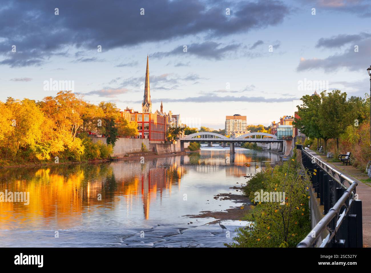 Cambridge, Ontario, Kanada am Grand River bei Sonnenaufgang. Stockfoto