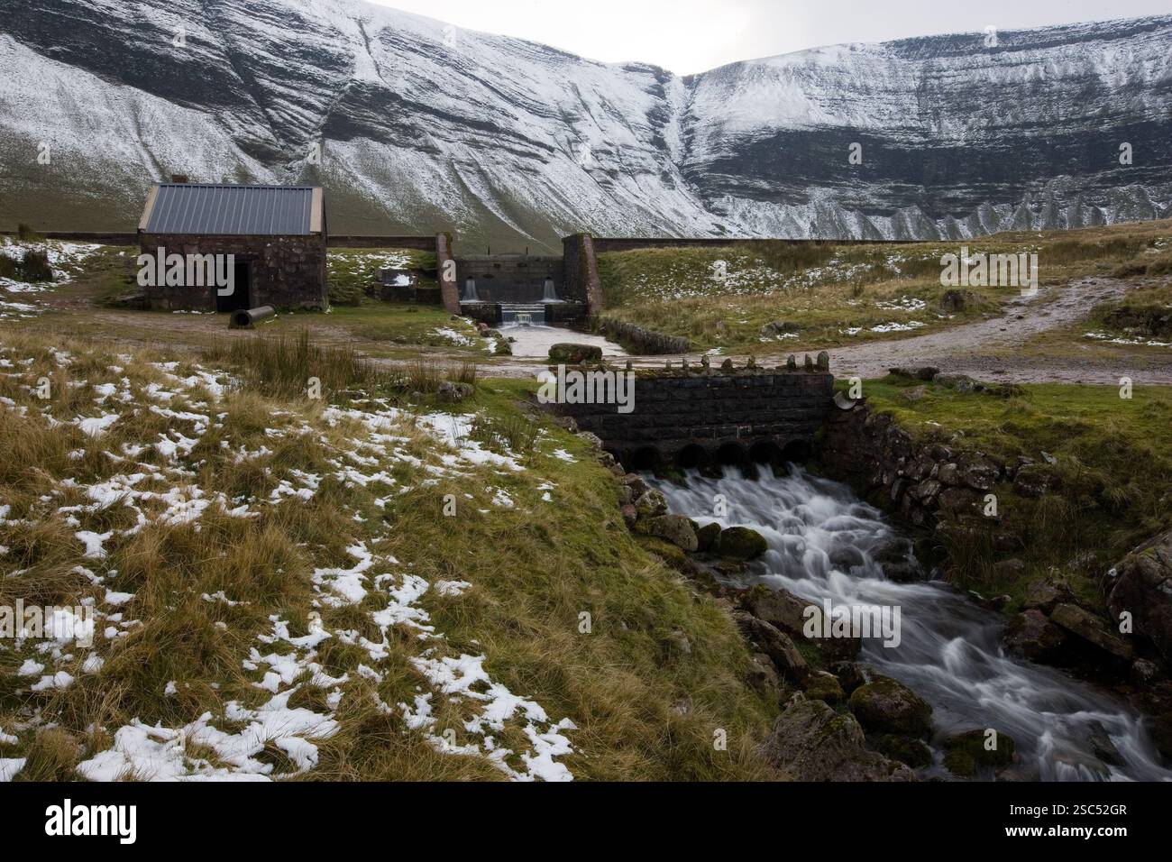 Llyn y Fan Fach Resevoir am Black Mountain im Brecon Beacons National Park. Es gibt bereits ein kleines Wasserkraftwerk auf diesem See, aber es gibt Potenzial für viel mehr. Stockfoto