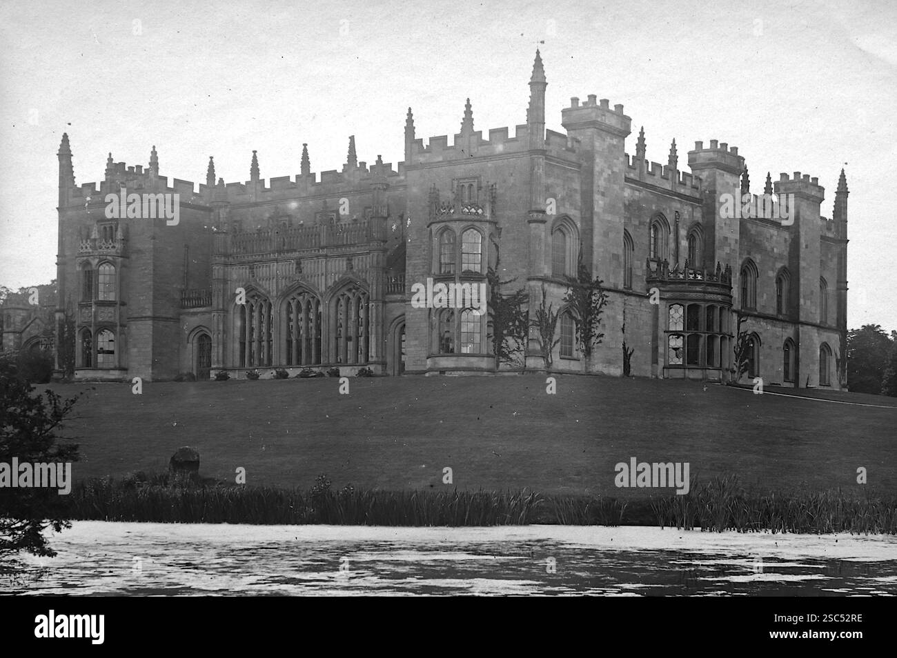 Arbury Hall, vom See aus gesehen, ein elisabethanisches Herrenhaus im Arbury Park, Nuneaton, Warwickshire, England. 1900, monochrom: Aus einer bedeutenden historischen Sammlung von originalen, nicht zugeschriebenen Albumenfotos aus der späten viktorianischen bis frühen Edwardianischen Zeit: Eine britische Tour einschließlich Staffordshire, Warwickshire und Nordwales. Die Qualität der Originale war variabel und die meisten waren etwa 108 x 165 mm. Stockfoto