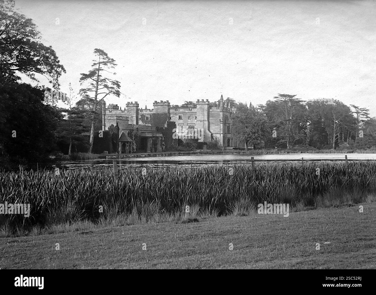 Arbury Hall, vom Gelände aus gesehen, ein elisabethanisches Herrenhaus in Arbury Park, Nuneaton, Warwickshire, England. 1900, monochrom: Aus einer bedeutenden historischen Sammlung von originalen, nicht zugeschriebenen Albumenfotos aus der späten viktorianischen bis frühen Edwardianischen Zeit: Eine britische Tour einschließlich Staffordshire, Warwickshire und Nordwales. Die Qualität der Originale war variabel und die meisten waren etwa 108 x 165 mm. Stockfoto