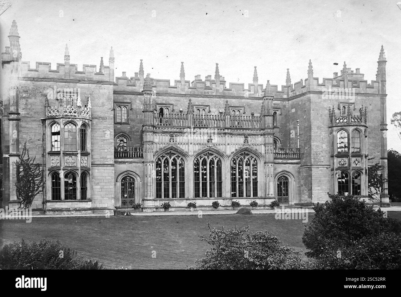 Vordere Anhöhe mit aufwendigen Fenstern, Arbury Hall, ein elisabethanisches Herrenhaus in Arbury Park, Nuneaton, Warwickshire, England. 1900, monochrom: Aus einer bedeutenden historischen Sammlung von originalen, nicht zugeschriebenen Albumenfotos aus der späten viktorianischen bis frühen Edwardianischen Zeit: Eine britische Tour einschließlich Staffordshire, Warwickshire und Nordwales. Die Qualität der Originale war variabel und die meisten waren etwa 108 x 165 mm. Stockfoto
