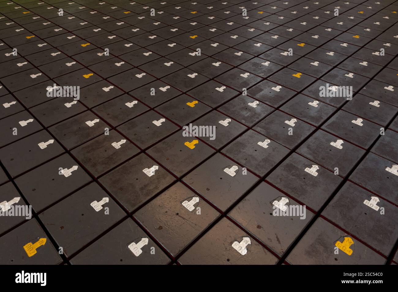 Kernbrennstoffeinheiten (weiße Markierungen) und Kontrollsteckereinheiten (gelbe Markierungen) in der Pile Cap Halle im Kernkraftwerk Dungeness B, Kent. Stockfoto
