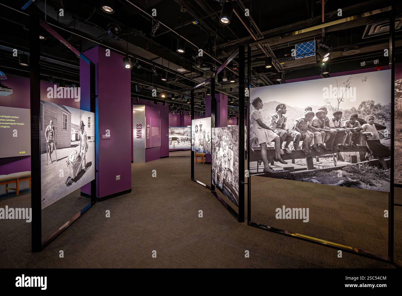 WASHINGTON DC – Lawrence O'Brien Gallery des National Archives präsentiert eine Ausstellung von Russell Lees Kohlebergbaufotografie aus den 1940er Jahren Lee, bekannt für seinen systematischen dokumentarischen Ansatz und seine intimen Porträts des amerikanischen Lebens, schuf detaillierte fotografische Aufzeichnungen von Bergbaugemeinden mit Unterstützung seiner Frau Jean, die umfassende Bildunterschriften aufnahm. Stockfoto