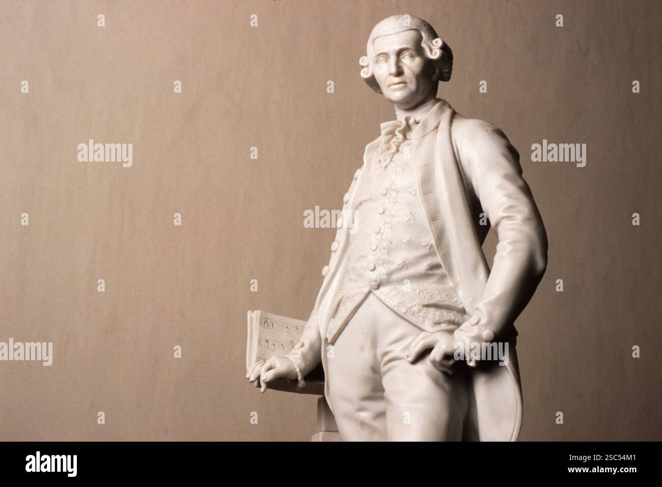 Eine Marmorstatue des Komponisten Joseph Haydn, der eine musikalische Partitur hält. Stockfoto