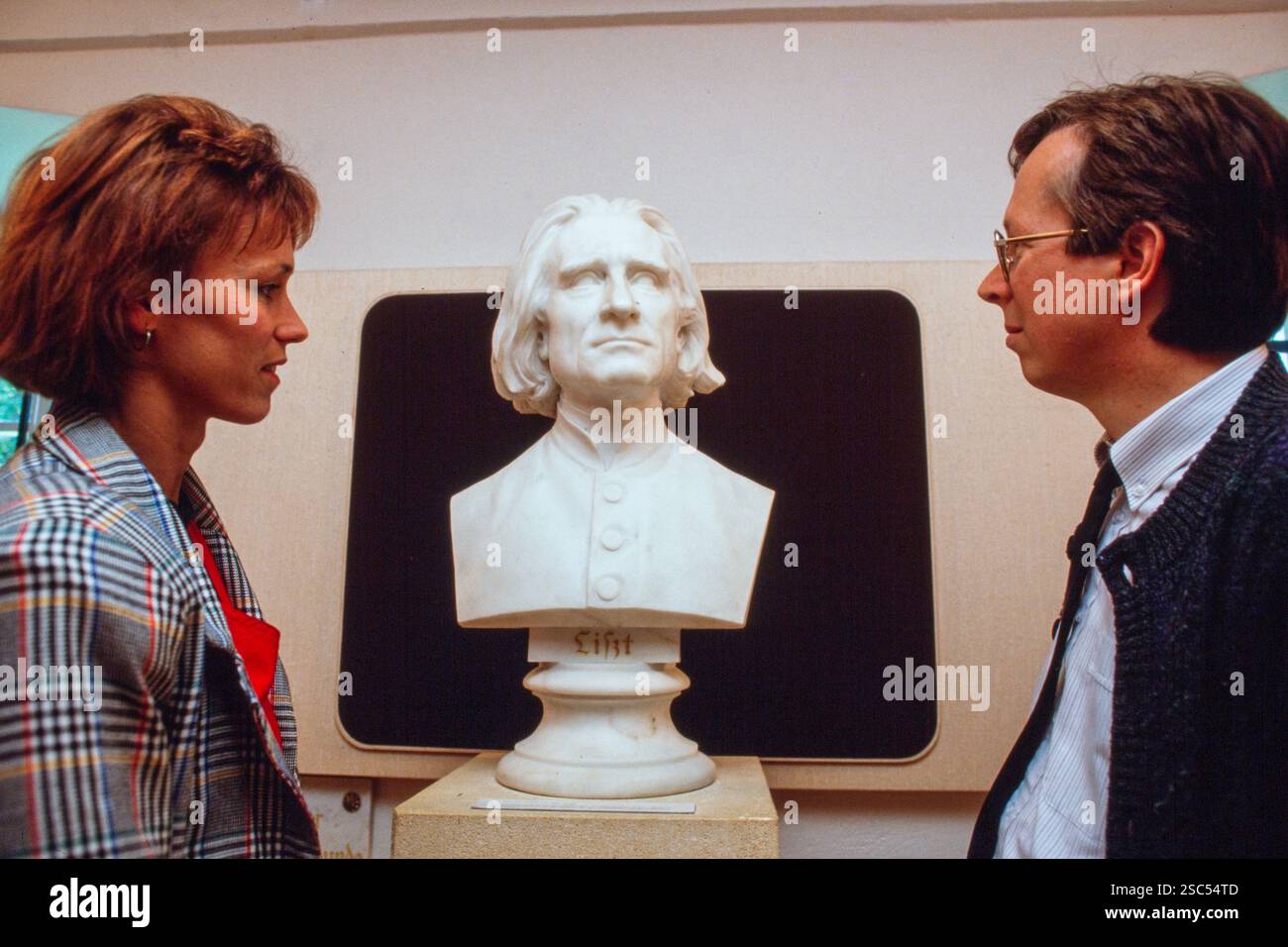 Zwei Personen, die eine Büste von Franz Liszt in einem Museum sehen. Stockfoto