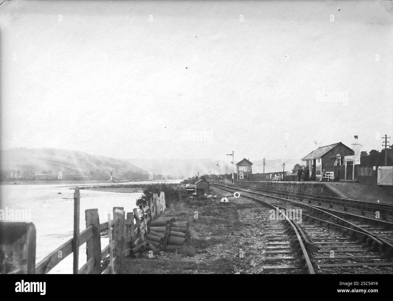 Gleis, Bahnsteig und Umgebung des Bahnhofs Llanilar, dann der Manchester and Milford Railway, Llanilar, Ceredigion, Wales. 1900, monochrom: Aus einer bedeutenden historischen Sammlung von originalen, nicht zugeschriebenen Albumenfotos aus der späten viktorianischen bis frühen Edwardianischen Zeit: Eine britische Tour einschließlich Staffordshire, Warwickshire und Nordwales. Die Qualität der Originale war variabel und die meisten waren etwa 108 x 165 mm. Stockfoto