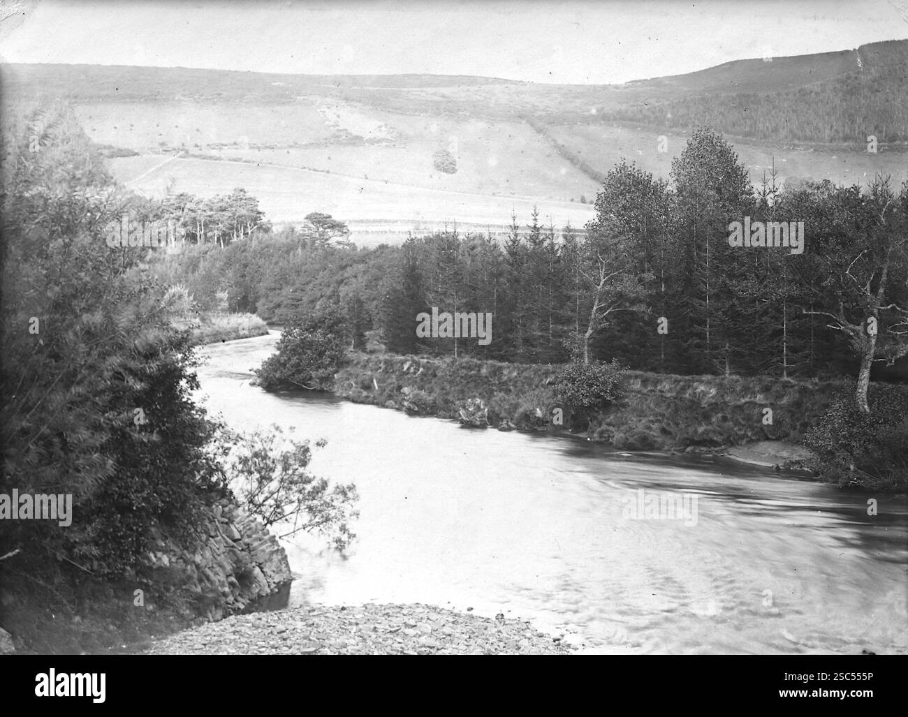 Der Fluss (Afon) Ystwyth und die umliegende Landschaft, in der Nähe des Bahnhofs Llanrhystyd Road, Ceredigion, Wales. 1900, monochrom: Aus einer bedeutenden historischen Sammlung von originalen, nicht zugeschriebenen Albumenfotos aus der späten viktorianischen bis frühen Edwardianischen Zeit: Eine britische Tour einschließlich Staffordshire, Warwickshire und Nordwales. Die Qualität der Originale war variabel und die meisten waren etwa 108 x 165 mm. Stockfoto