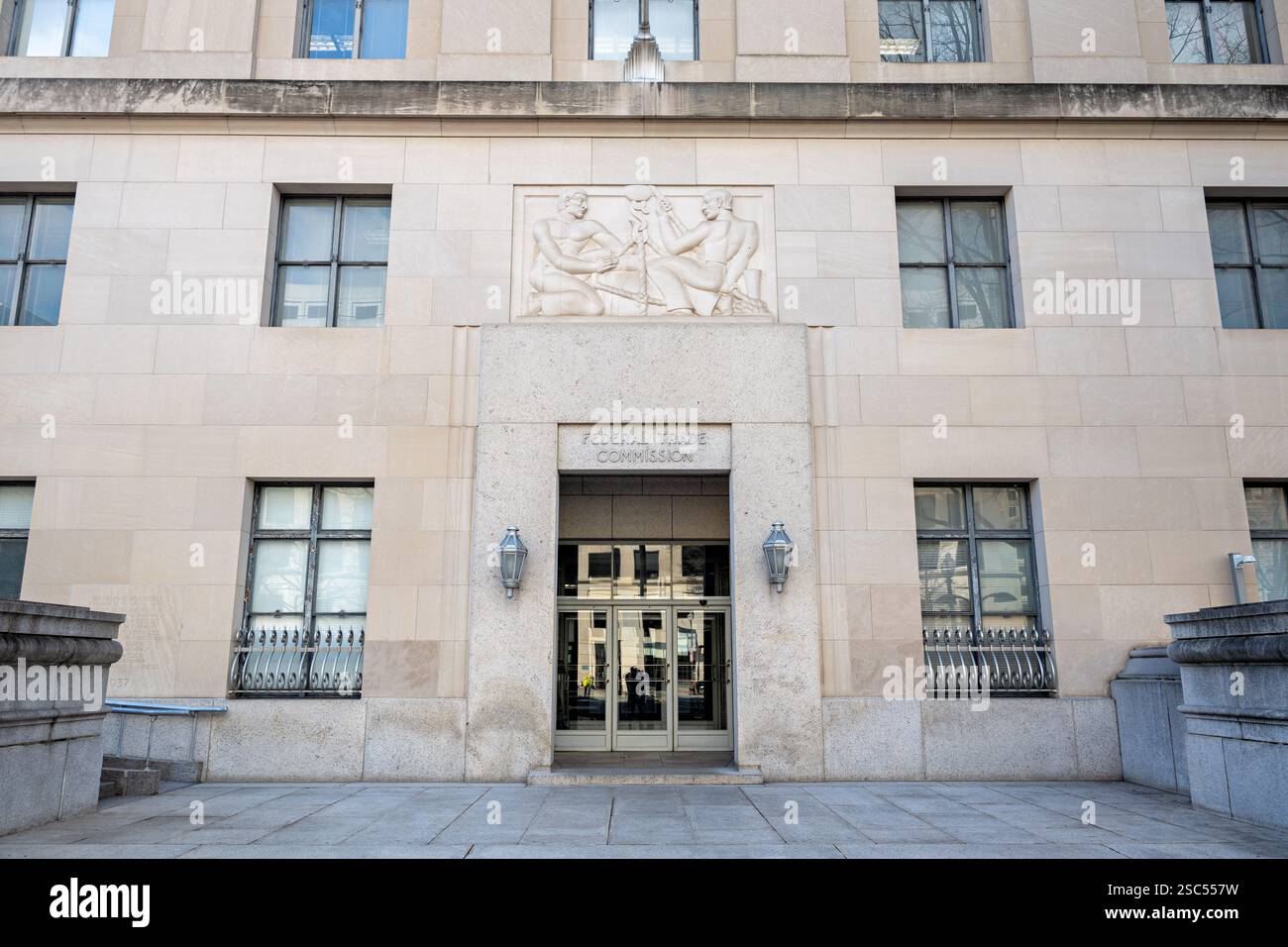 WASHINGTON DC – die Zentrale der Federal Trade Commission, in der die Regulierungsbehörden für den Schutz der Verbraucher und die Aufrechterhaltung des Wettbewerbs auf dem Markt arbeiten, verankert den Federal Triangle Complex in der Innenstadt von Washington. Die 1914 gegründete Behörde untersucht Kartellverstöße, setzt Verbraucherschutzgesetze durch und prüft wichtige Unternehmenszusammenschlüsse an diesem zentralen Standort zwischen Pennsylvania und Constitution Avenues. Stockfoto