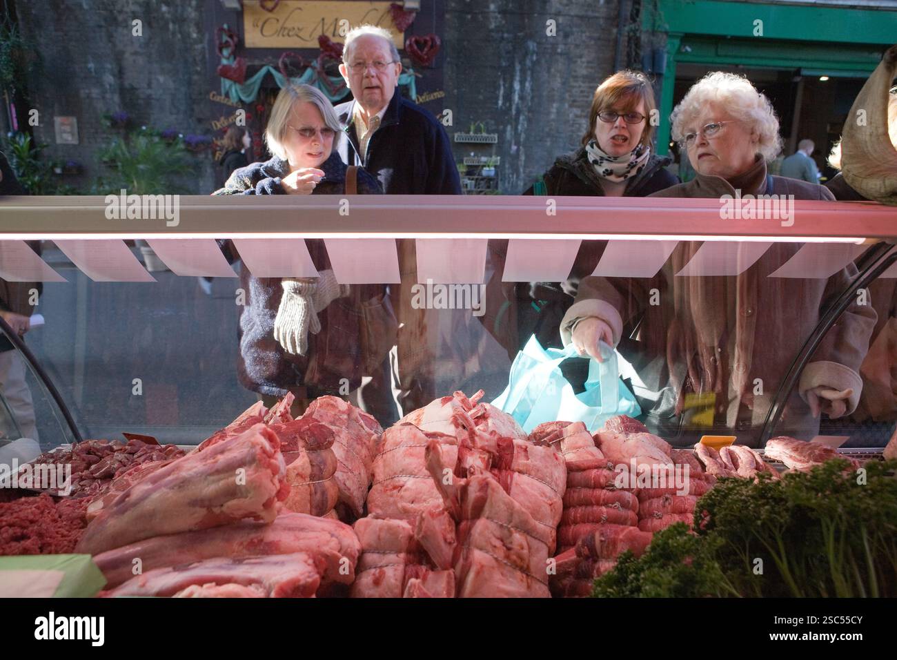 Farmer Andrew Sharp mit Fleisch in seinem Kühlhaus am Borough Market, Zentrum von London. Stockfoto
