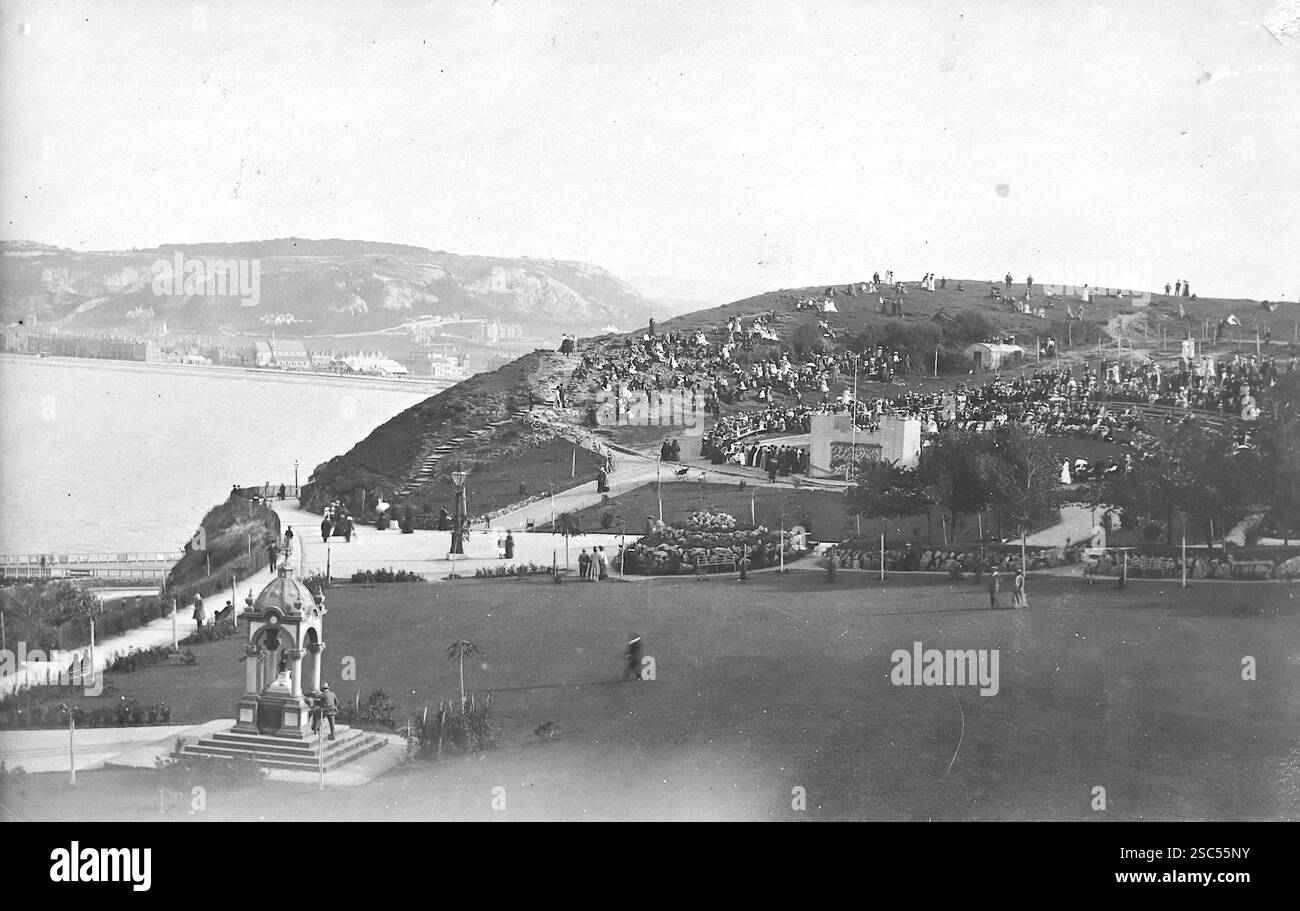 Happy Valley, ein Park am Rande der Great Orme, einer Kalksteinzunge. Llandudno, Nordwales. 1900, monochrom: Aus einer bedeutenden historischen Sammlung von originalen, nicht zugeschriebenen Albumenfotos aus der späten viktorianischen bis frühen Edwardianischen Zeit: Eine britische Tour einschließlich Staffordshire, Warwickshire und Nordwales. Die Qualität der Originale war variabel und die meisten waren etwa 108 x 165 mm. Stockfoto