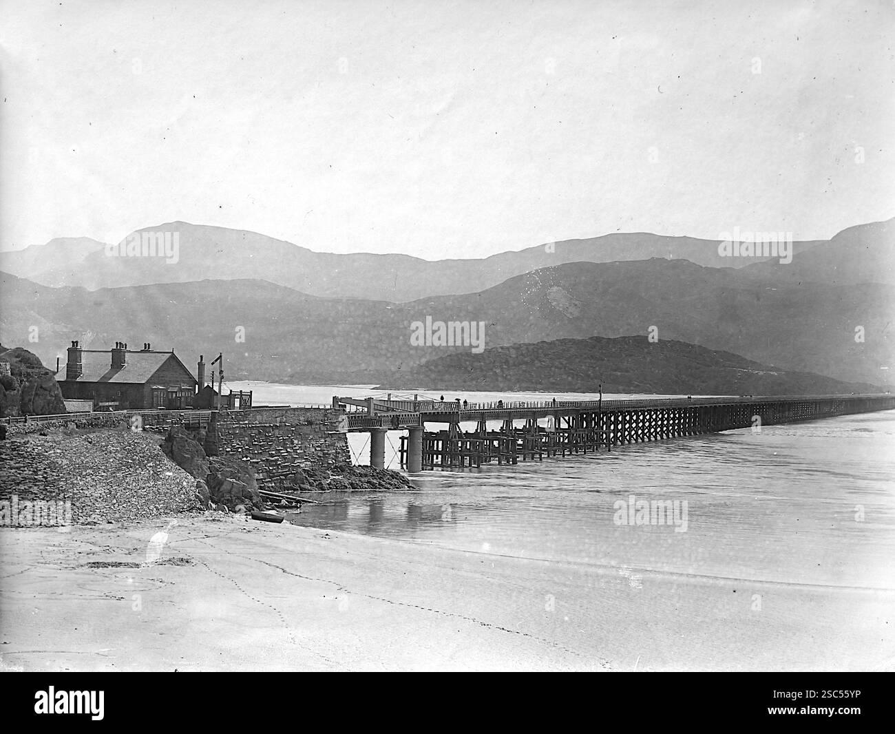Die viktorianische Eisenbahnbrücke, auch bekannt als Barmouth Viaduct in Barmouth, einer Küstenstadt am Afon (River) Mawddach und Cardigan Bay in Gwynedd, Nordwest-Wales. 1900, monochrom: Aus einer bedeutenden historischen Sammlung von originalen, nicht zugeschriebenen Albumenfotos aus der späten viktorianischen bis frühen Edwardianischen Zeit: Eine britische Tour einschließlich Staffordshire, Warwickshire und Nordwales. Die Qualität der Originale war variabel und die meisten waren etwa 108 x 165 mm. Stockfoto