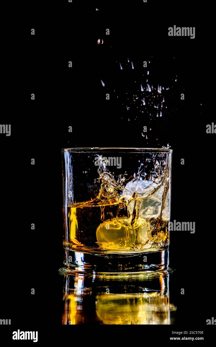Whiskyspritzer in einem Glas mit zwei Eiswürfeln Stockfoto