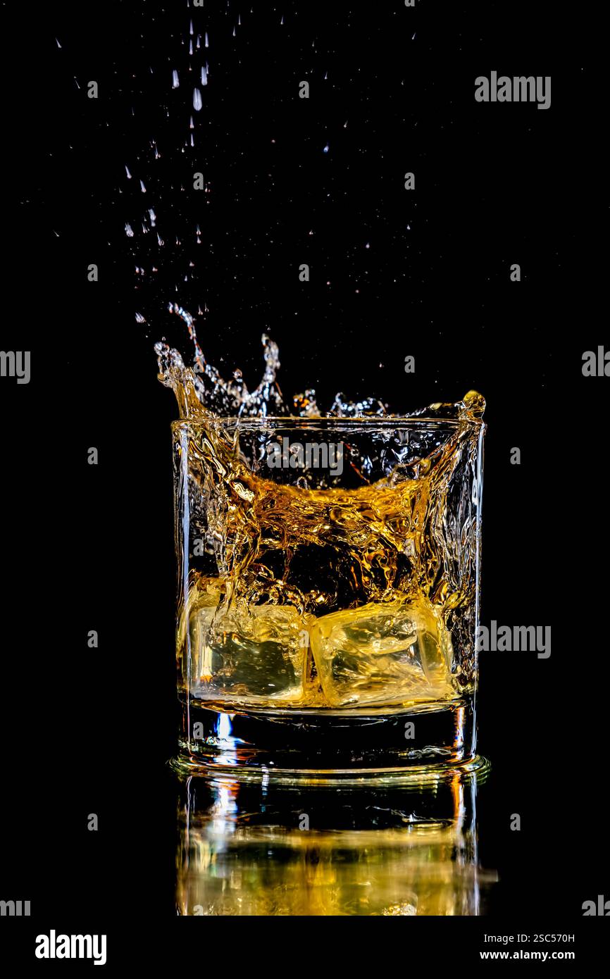 Whiskyspritzer in einem Glas mit zwei Eiswürfeln Stockfoto