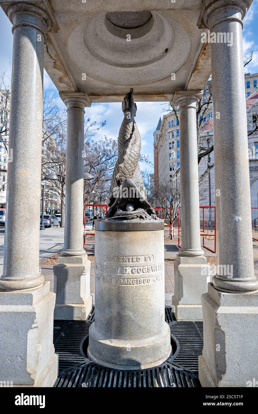 WASHINGTON DC — der Temperance Fountain, entworfen von Henry Cogswell um 1880, steht an der Seventh Street NW als Versuch aus viktorianischer Zeit, den Wasserkonsum über den Alkoholkonsum zu fördern. Diese einzigartige Struktur verfügt über vier Granitsäulen, die ein Baldachin mit einem Wasserkran unterstützen, wobei verschlungene Delfine den ursprünglichen Trinkbrunnen darunter bilden. Stockfoto