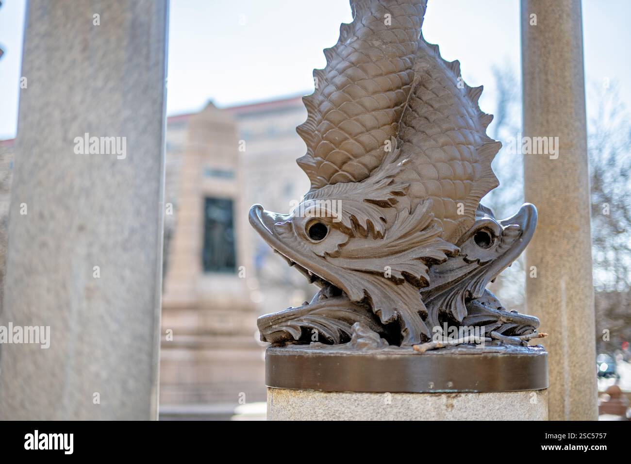 WASHINGTON DC — der Temperance Fountain, entworfen von Henry Cogswell um 1880, steht an der Seventh Street NW als Versuch aus viktorianischer Zeit, den Wasserkonsum über den Alkoholkonsum zu fördern. Diese einzigartige Struktur verfügt über vier Granitsäulen, die ein Baldachin mit einem Wasserkran unterstützen, wobei verschlungene Delfine den ursprünglichen Trinkbrunnen darunter bilden. Stockfoto