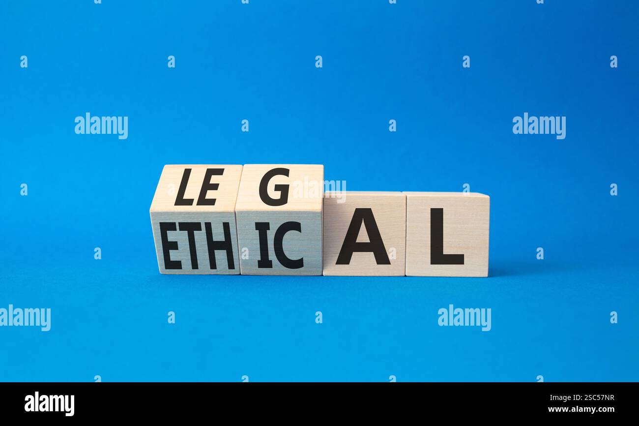 Ethisches und rechtliches Symbol. Gedrehte Holzwürfel mit den Worten ethisch und legal. Wunderschöner blauer Hintergrund. Geschäftliche und ethische und rechtliche Konzepte. Kopie sp Stockfoto