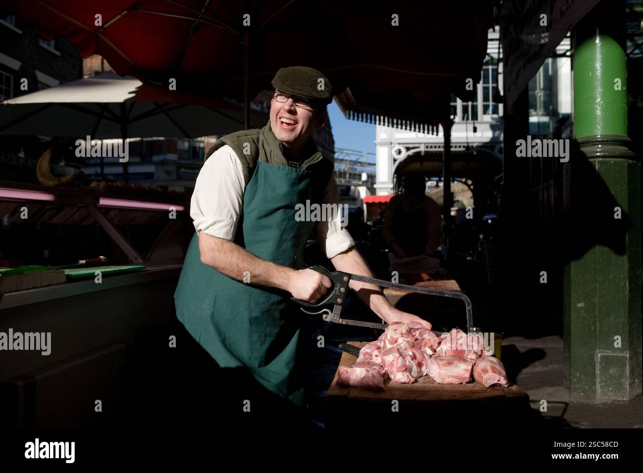 Farmer Andrew Sharp mit Fleisch in seinem Kühlhaus am Borough Market, Zentrum von London. Stockfoto