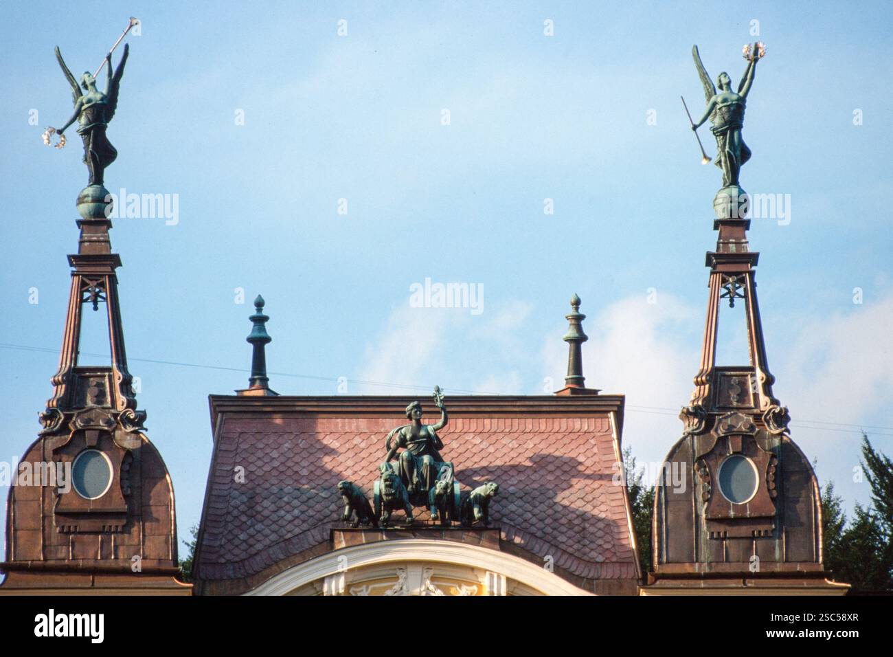 Kunstvolle Statuen auf einem Gebäude in Hamburg, Deutschland, mit komplexen architektonischen Details. Stockfoto