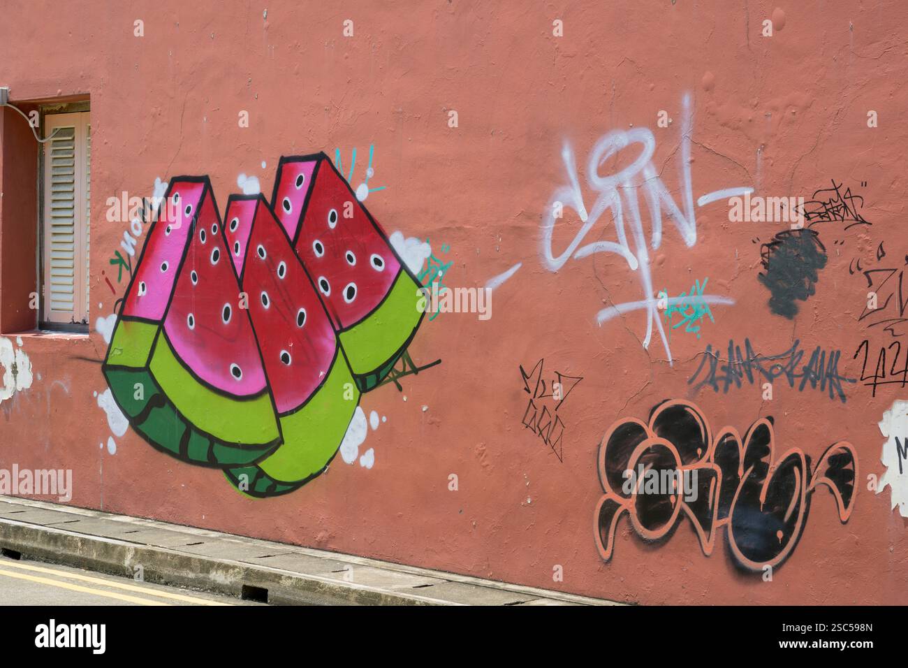 Graffiti-Wassermelonenscheiben an der Wand eines Gebäudes in einer Gasse an der North Bridge Road, Kampong Glam, Singapur Stockfoto
