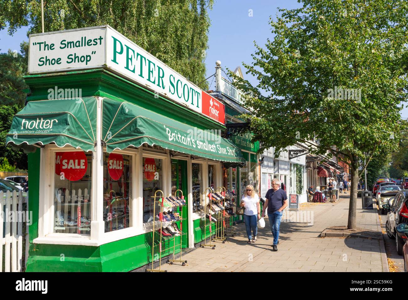 Woodhall Spa - Ein winziger, keilförmiger Laden, bekannt als der kleinste Schuhladen Peter Scott Shoes Station Road Woodhall Spa Lincolnshire England Großbritannien GB Europa Stockfoto