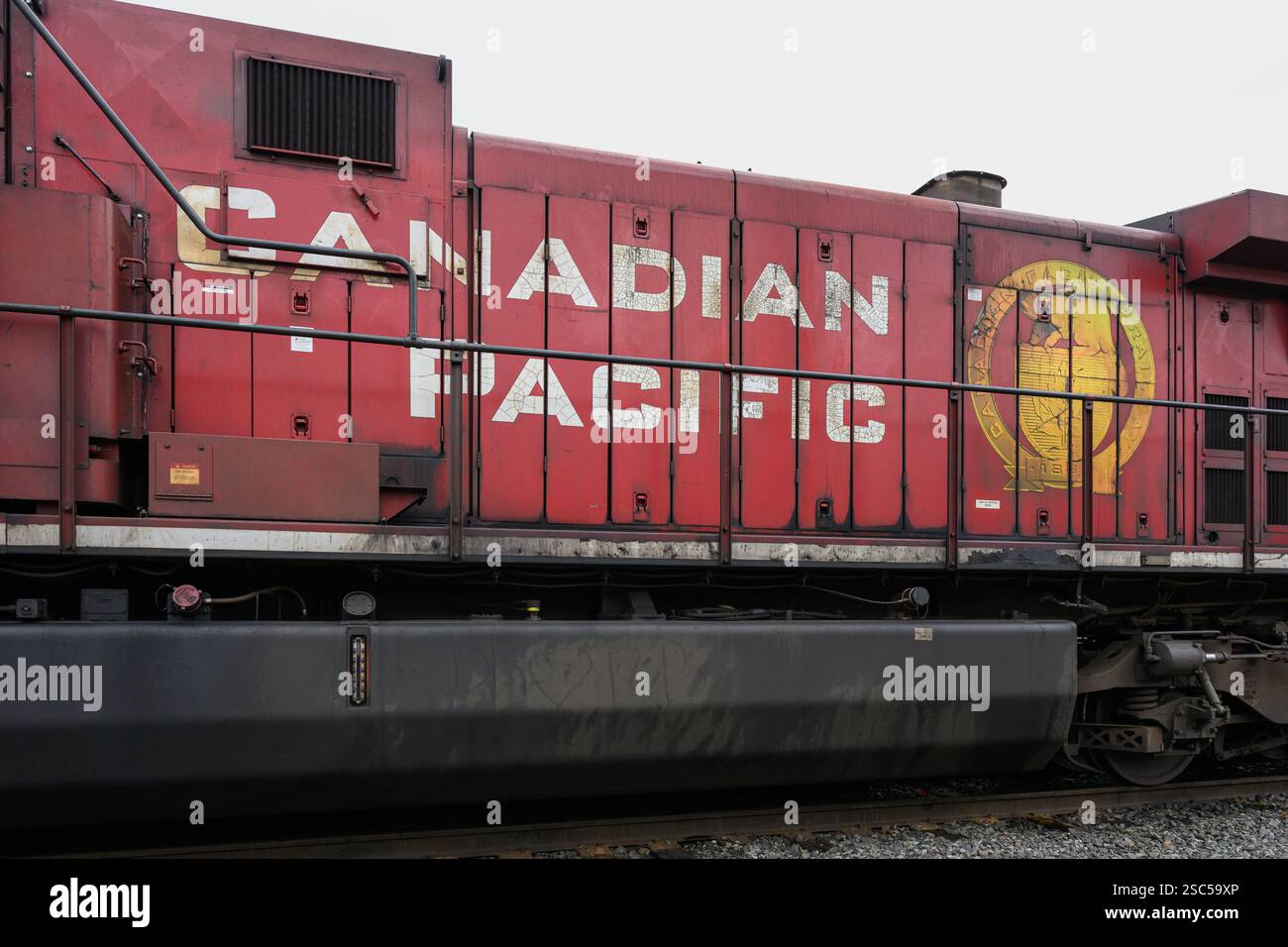 Tacoma, WA, USA - 14. Januar 2025; verwittertes Schild und Logo auf der Seite der roten kanadischen Pazifik-Lokomotive Stockfoto