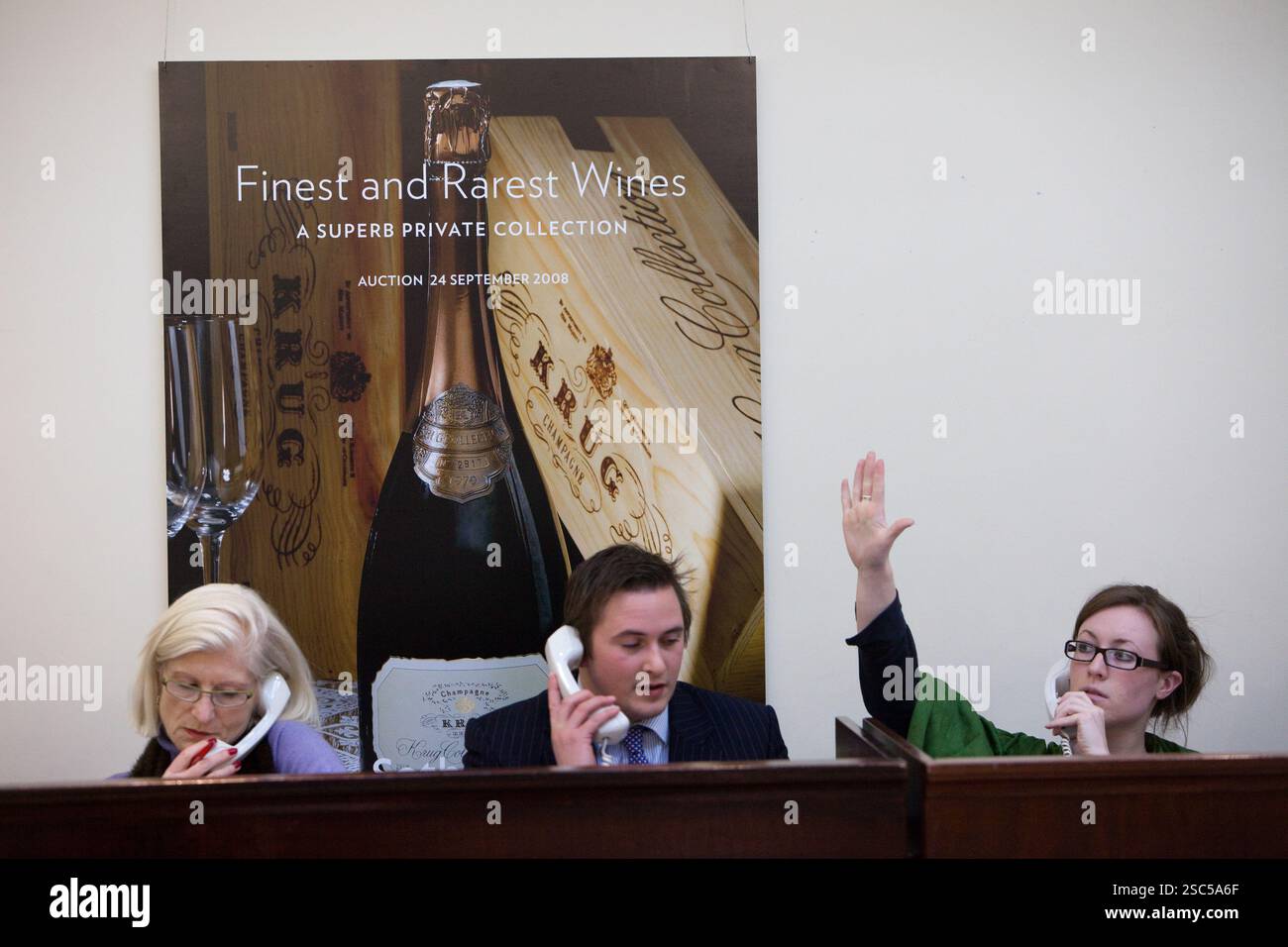 Serena Sutcliffe, Leiterin der internationalen Weinabteilung von Sotherby (links), bearbeitet telefonische Gebote mit Kollegen während des Verkaufs der „besten und seltensten Weine“ im Sotherby's Auction House, New Bond Street, London, am 10. Dezember 2008. Stockfoto