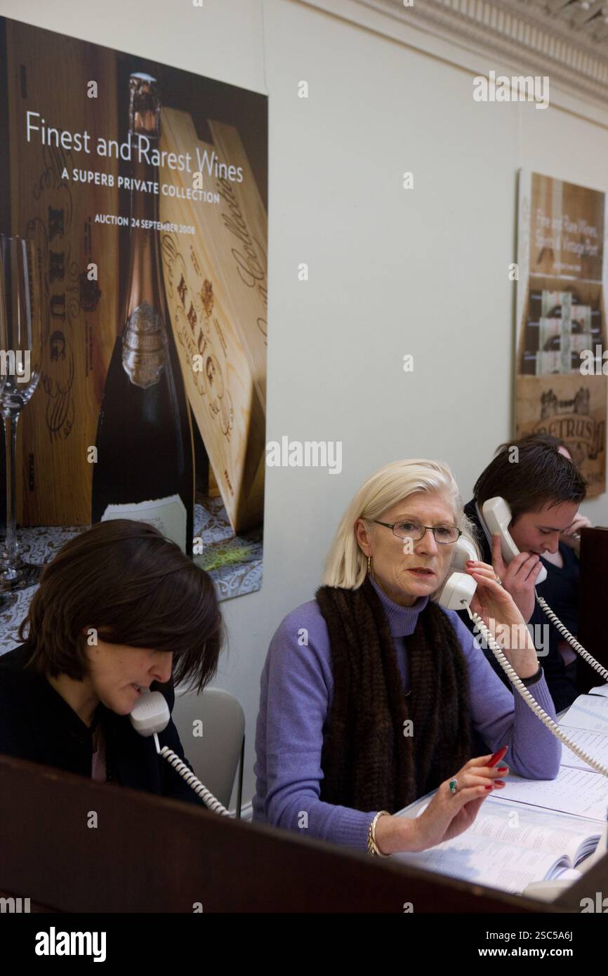 Serena Sutcliffe, Leiterin der internationalen Weinabteilung von Sotherby (zweite von links), bearbeitet telefonische Gebote mit Kollegen während des Verkaufs der „besten und seltensten Weine“ im Sotherby's Auction House, New Bond Street, London, am 10. Dezember 2008. Stockfoto
