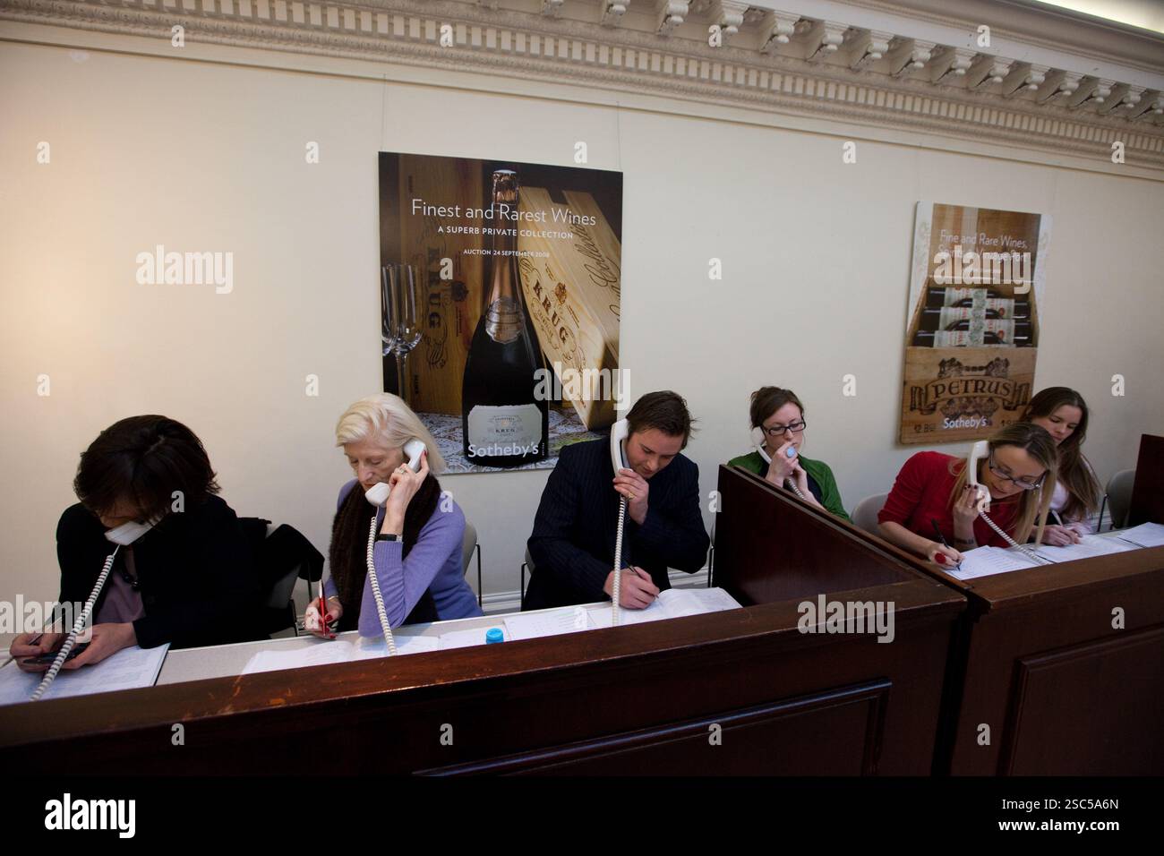Serena Sutcliffe, Leiterin der internationalen Weinabteilung von Sotherby (zweite von links), bearbeitet telefonische Gebote mit Kollegen während des Verkaufs der „besten und seltensten Weine“ im Sotherby's Auction House, New Bond Street, London, am 10. Dezember 2008. Foto: Mike Goldwater / Grazia Neri Stockfoto