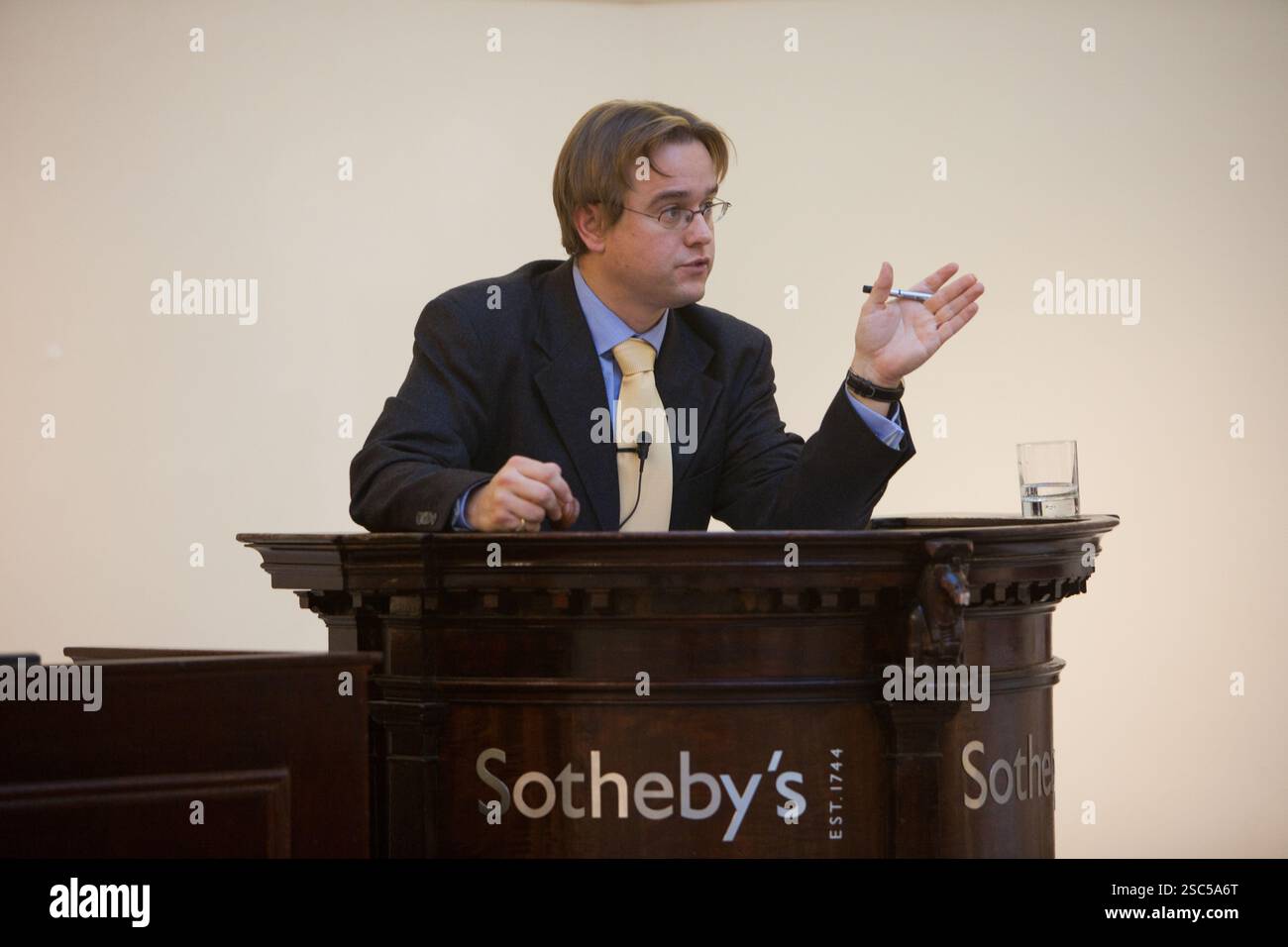 James Reed, Auktionator und Direktor der Weinabteilung von Sotherby, London, übernimmt die Gebote während des Verkaufs der „besten und seltensten Weine“ im Sotherby's Auction House, New Bond Street, London, am 10. Dezember 2008. Stockfoto