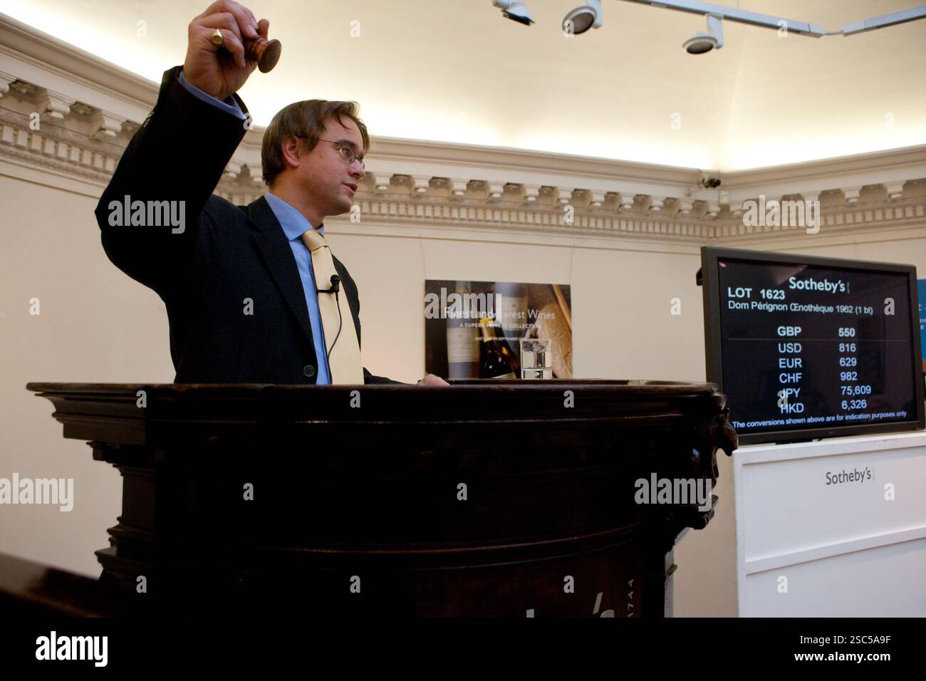 James Reed, Auktionator und Direktor der Weinabteilung von Sotherby, London, übernimmt die Gebote während des Verkaufs der „besten und seltensten Weine“ im Sotherby's Auction House, New Bond Street, London, am 10. Dezember 2008. Stockfoto