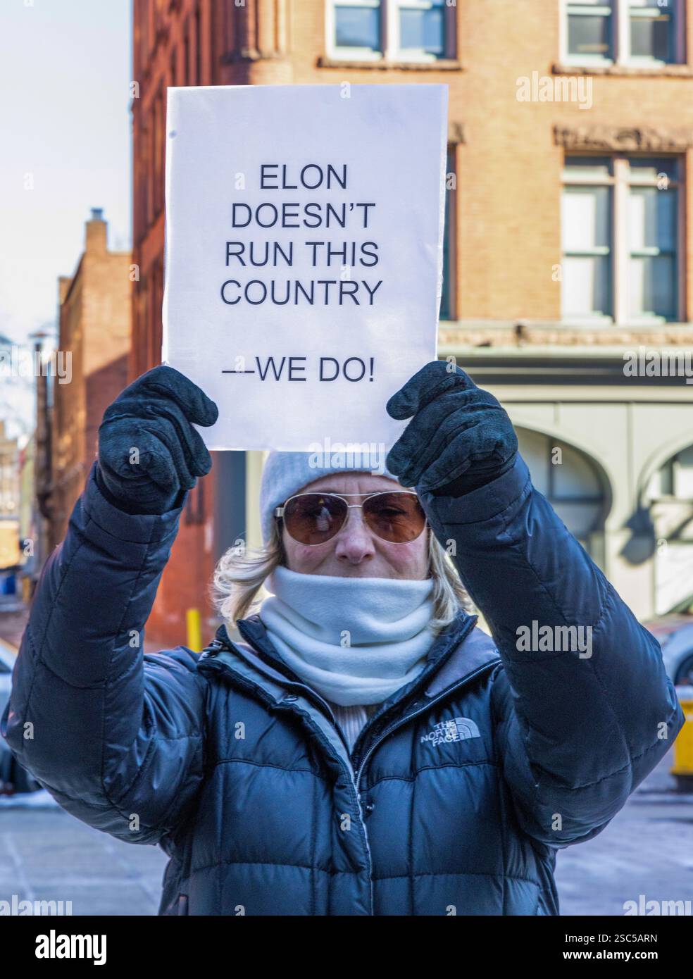 Einzelpersonen versammelten sich im Federal Building in Springfield, Massachusetts, um gegen die Trump-Musk-Agenda zu protestieren und zur Rechenschaftspflicht und d Stockfoto