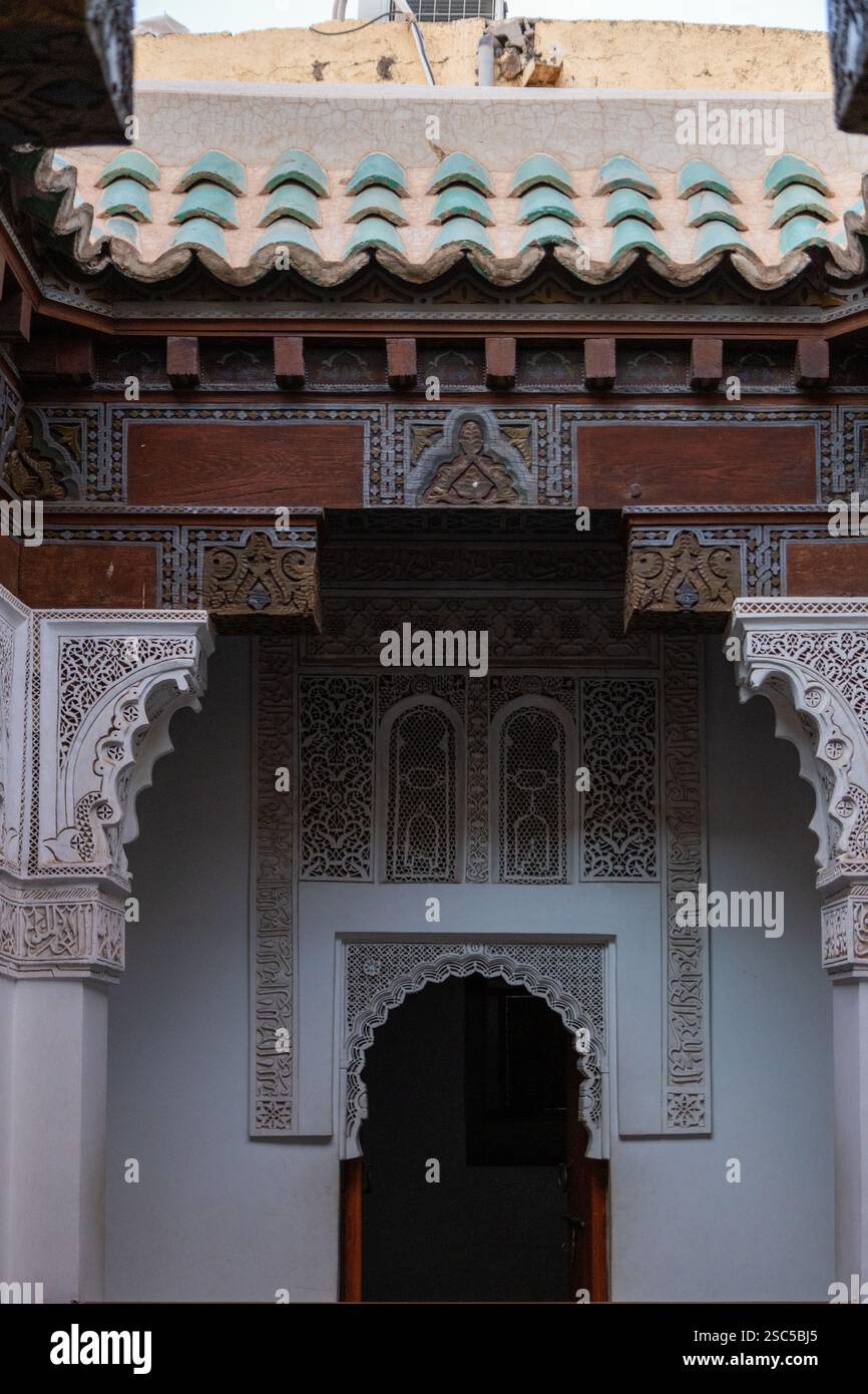 Madrassa Ben Youssef, Universitätsgebäude aus dem 16. Jahrhundert mit Gebetsraum und dekorierter Terrasse mit Geländer und Peitsche. Marrakesch, Marokko Stockfoto