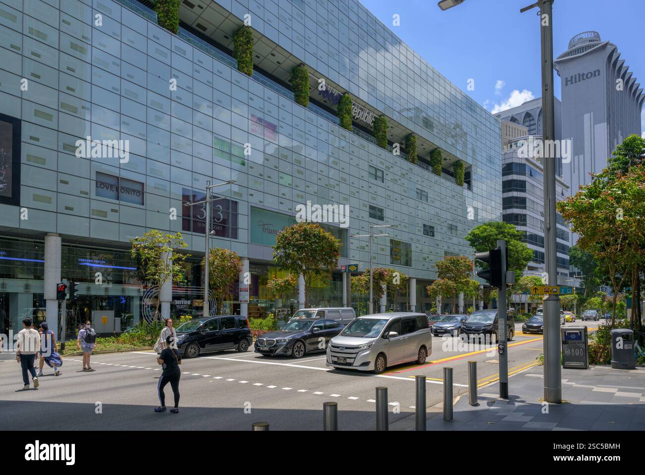 313 @ Somerset, eines der vielen höhlenartigen Einkaufszentren entlang der Orchard Road, Singapurs Haupteinkaufsstraße. Das Einkaufszentrum befindet sich über dem Somerset MRT Stockfoto