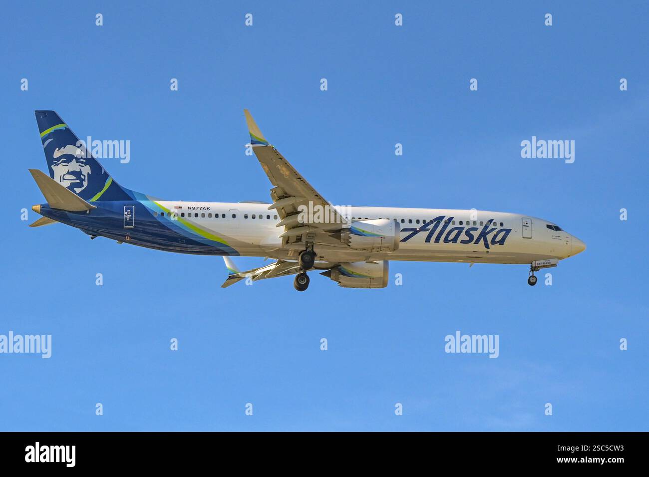 Miami, Florida, USA - 4. Januar 2025: Boeing 737 Max 9 Jet (N977AK), betrieben von Alaska Airlines, die kurz vor der Landung auf dem Flughafen Miami steht Stockfoto