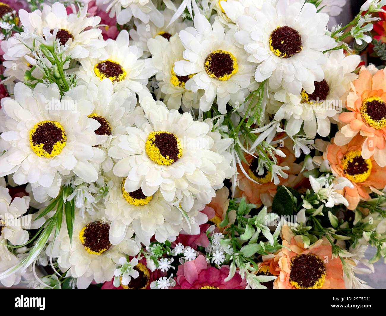 Nahaufnahme von dekorativen orangen und weißen Gerbera-Blüten. Nahtlose Hintergrundstruktur mit gerbera-Blumenmuster. Stockfoto