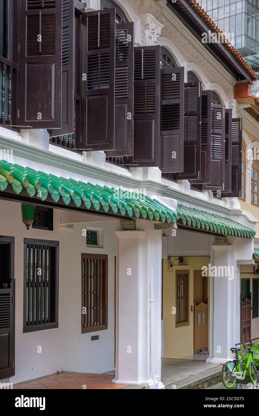 Farbenfrohe, historische Häuser säumen die Emerald Hill Road in Singapur. Stockfoto