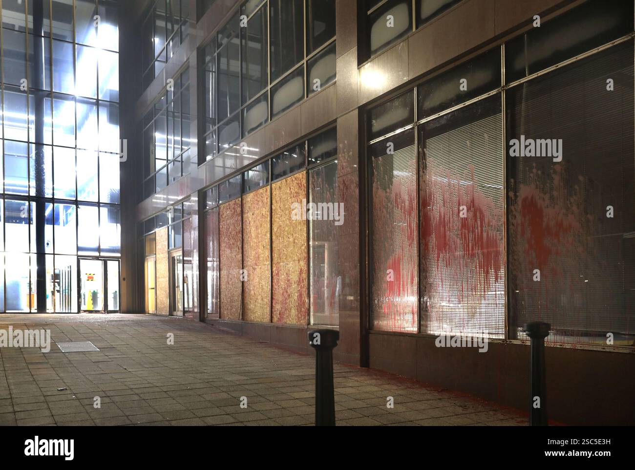 Rote Farbflecken an den Fenstern in Allianz Büros. Nur eine Woche nachdem Aktivisten von Palestine Action 15 weitere Allianz-Standorte in Großbritannien und auf dem europäischen Festland angegriffen hatten, wurden die Fenster zertrümmert und die Äste der Äste mit Farbe besprüht. Palästinensische Maßnahmen richten sich gegen die Allianz, weil sie das israelische Rüstungsunternehmen Elbit Systems versichern und in dieses investieren, fordern sie, dass das Unternehmen alle Beziehungen zu Elbit Systems abbaut. Stockfoto