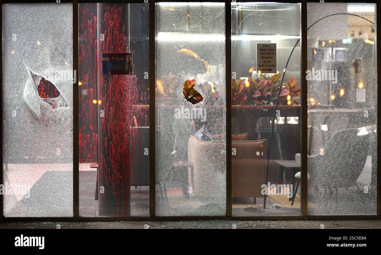 Die Fenster im Erdgeschoss werden in den Büros der Allianz zertrümmert und mit roter Farbe besprüht. Nur eine Woche nachdem Aktivisten von Palestine Action 15 weitere Allianz-Standorte in Großbritannien und auf dem europäischen Festland angegriffen hatten, wurden die Fenster zertrümmert und die Äste der Äste mit Farbe besprüht. Palästinensische Maßnahmen richten sich gegen die Allianz, weil sie das israelische Rüstungsunternehmen Elbit Systems versichern und in dieses investieren, fordern sie, dass das Unternehmen alle Beziehungen zu Elbit Systems abbaut. Stockfoto