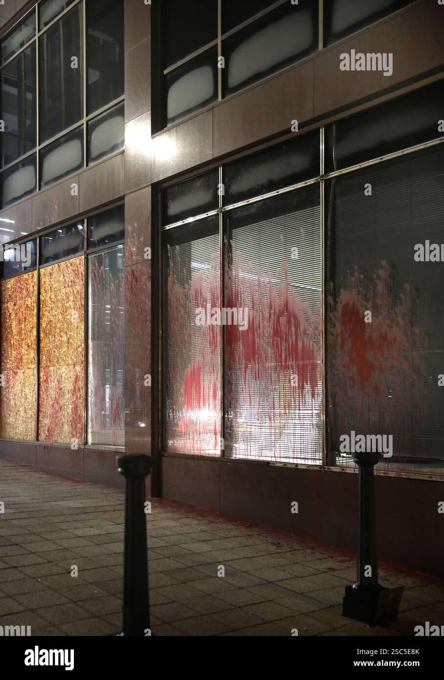Rote Farbflecken an den Fenstern in Allianz Büros. Nur eine Woche nachdem Aktivisten von Palestine Action 15 weitere Allianz-Standorte in Großbritannien und auf dem europäischen Festland angegriffen hatten, wurden die Fenster zertrümmert und die Äste der Äste mit Farbe besprüht. Palästinensische Maßnahmen richten sich gegen die Allianz, weil sie das israelische Rüstungsunternehmen Elbit Systems versichern und in dieses investieren, fordern sie, dass das Unternehmen alle Beziehungen zu Elbit Systems abbaut. Stockfoto