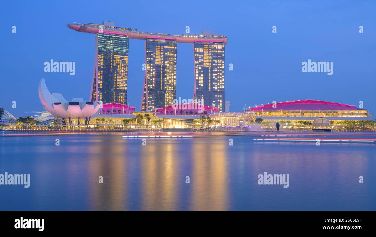 Die nächtliche Spectra Light & Water Show im Marina Bay Sands Hotel and Resort erleuchtet den Nachthimmel auf spektakuläre Art und Weise Stockfoto