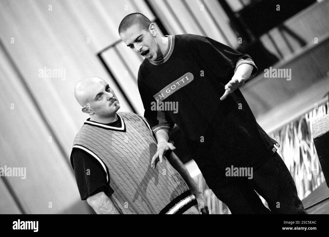 Mailand Italien 18.03.1999: Tormento, italienischer Rapper und Fihs, italienischer DJ der Sottotono Hip Hop Band, während der Fernsehsendung „Super 1999“ Stockfoto