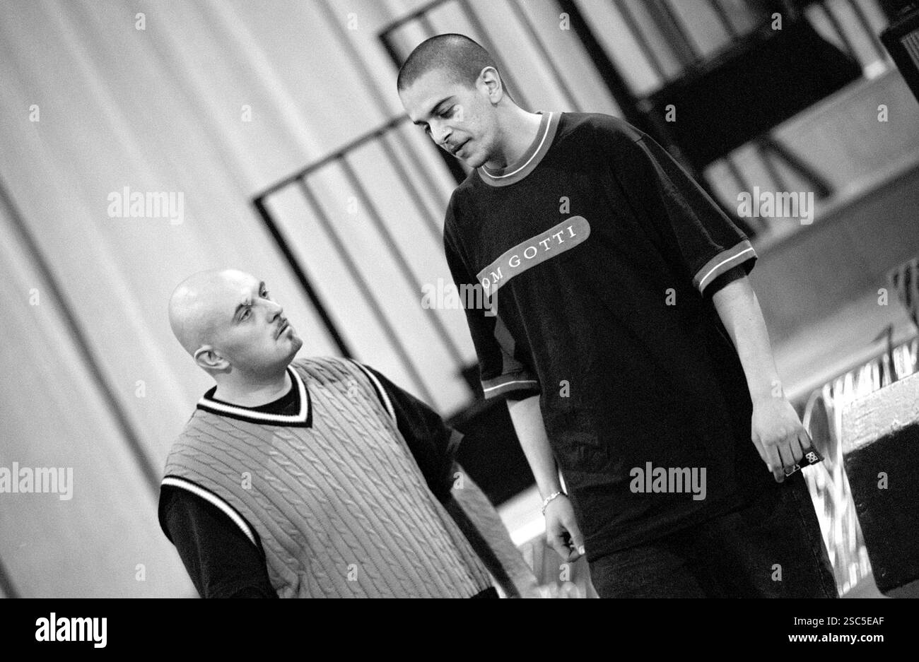 Mailand Italien 18.03.1999: Tormento, italienischer Rapper und Fihs, italienischer DJ der Sottotono Hip Hop Band, während der Fernsehsendung „Super 1999“ Stockfoto