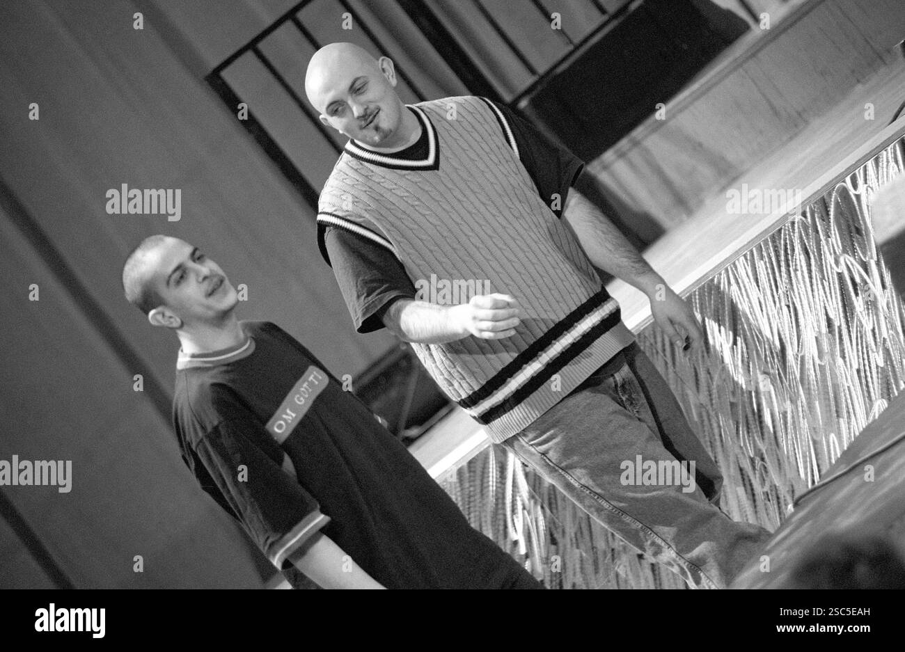 Mailand Italien 18.03.1999: Tormento, italienischer Rapper und Fihs, italienischer DJ der Sottotono Hip Hop Band, während der Fernsehsendung „Super 1999“ Stockfoto
