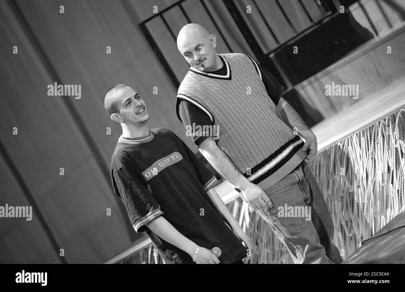 Mailand Italien 18.03.1999: Tormento, italienischer Rapper und Fihs, italienischer DJ der Sottotono Hip Hop Band, während der Fernsehsendung „Super 1999“ Stockfoto