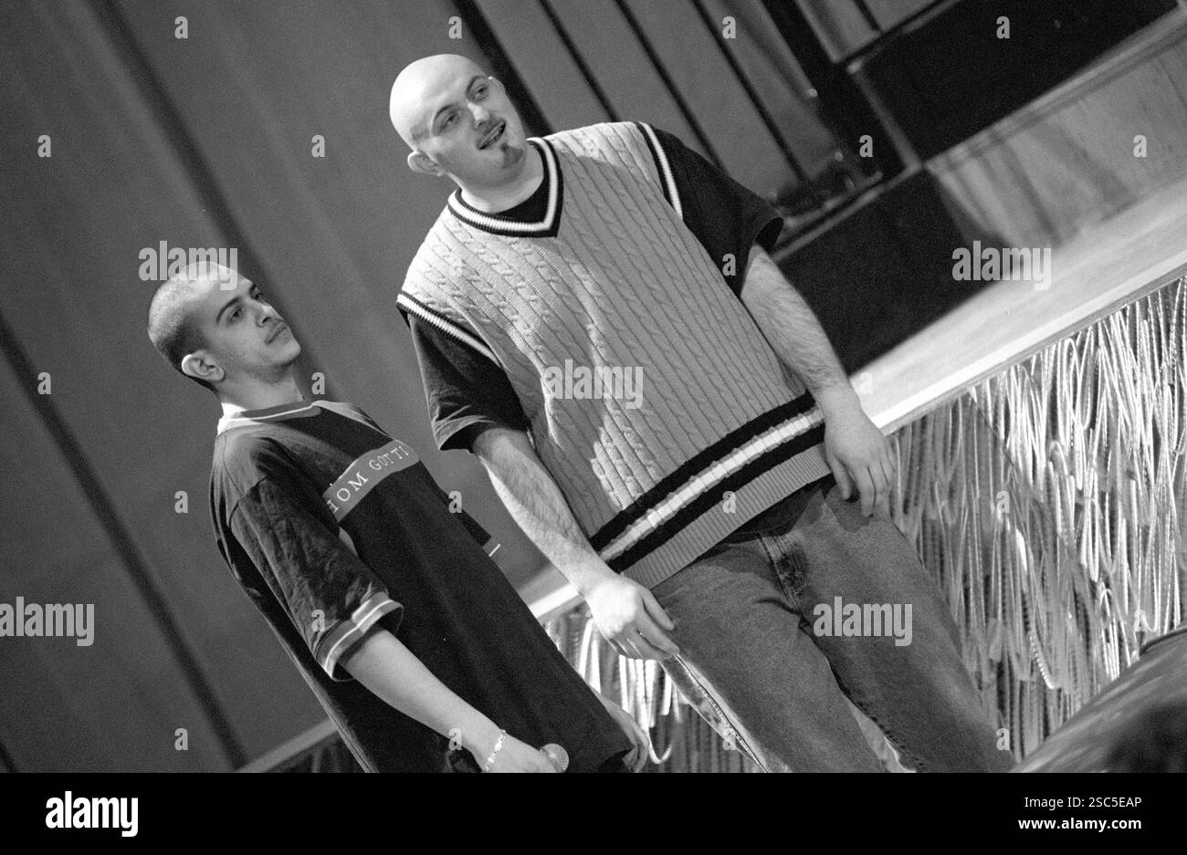 Mailand Italien 18.03.1999: Tormento, italienischer Rapper und Fihs, italienischer DJ der Sottotono Hip Hop Band, während der Fernsehsendung „Super 1999“ Stockfoto