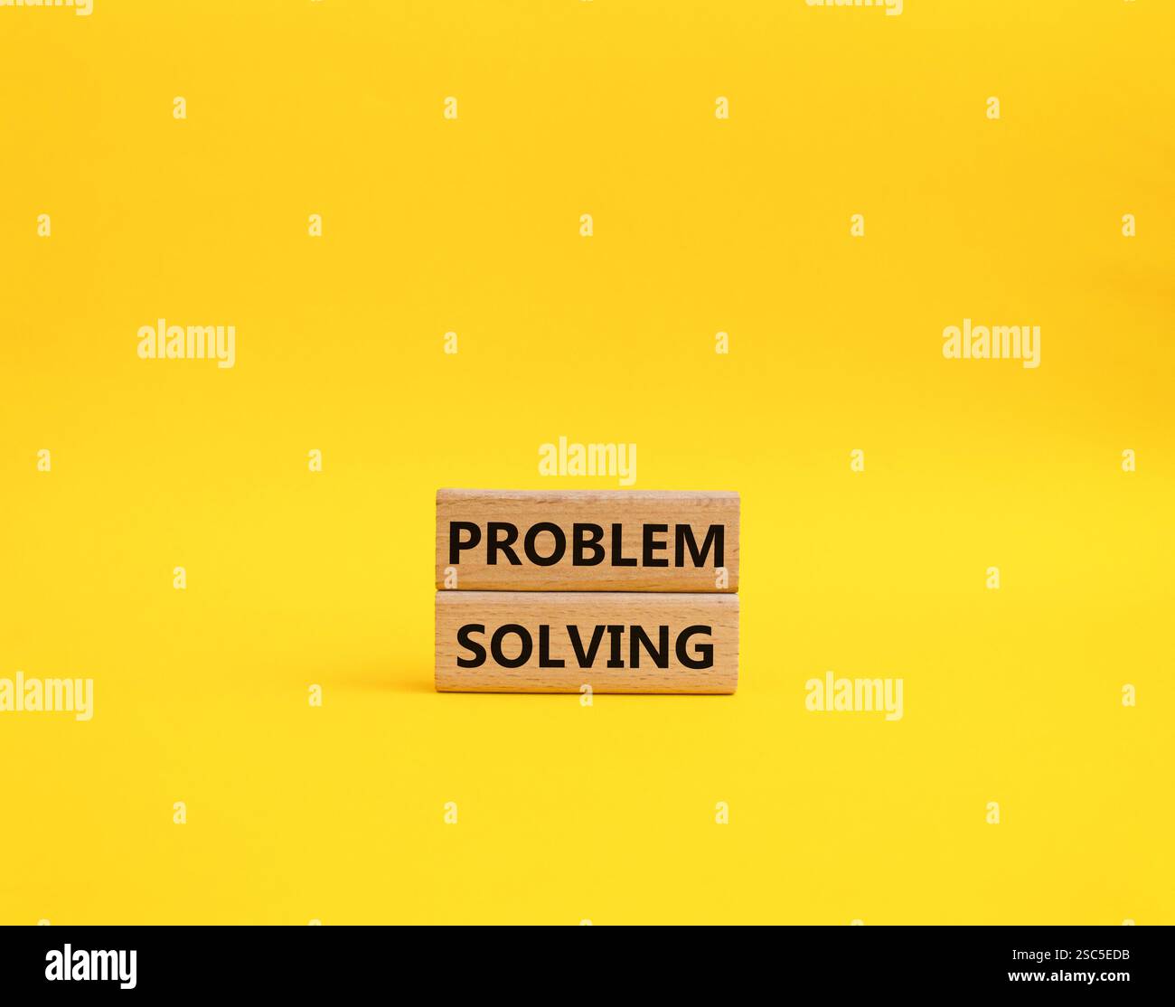 Symbol für Problemlösung. Konzeptwort-Problemlösung an Holzblöcken. Schöner gelber Hintergrund. Business und Konzept. Kopierbereich Stockfoto