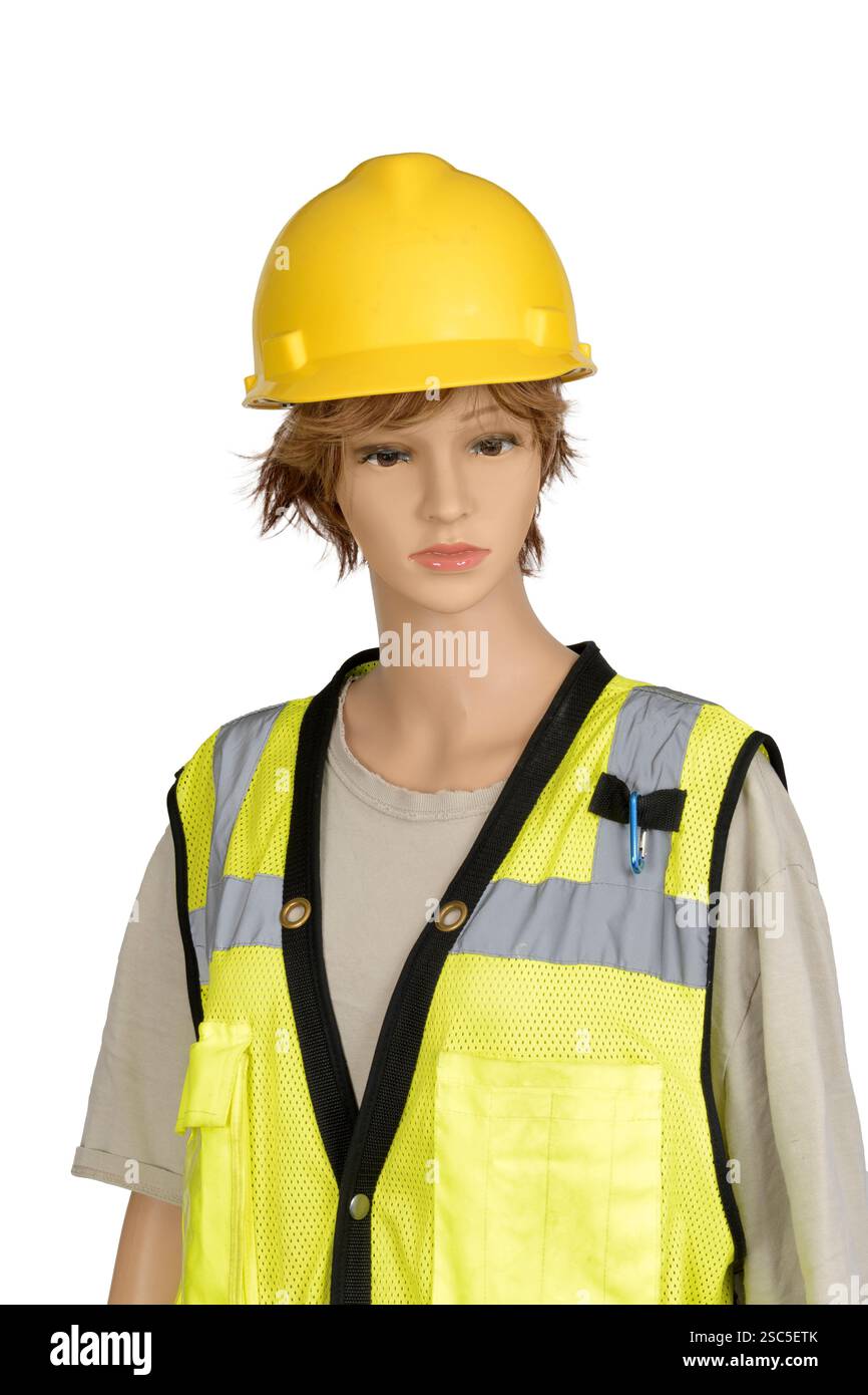Vertikale Aufnahme einer weiblichen Schaufensterpuppe von der Taille nach oben mit einem gelben Schutzhelm und reflektierender Weste isoliert auf weiß. Stockfoto